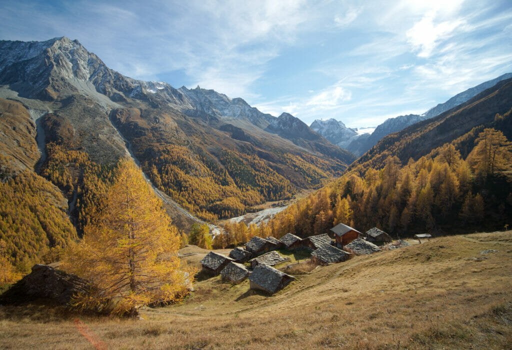 chalets au Val d'Hérens dans les alpes suisses